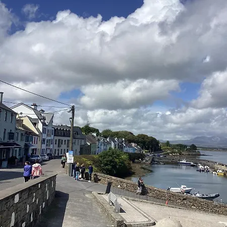 Retreats Quayside Luxury Roundstone