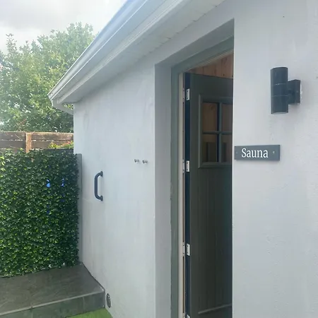 Retreats Quayside Luxury 라운드스톤