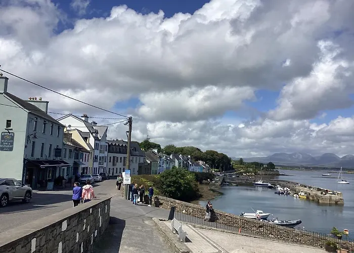 Retreats Quayside Luxury Roundstone